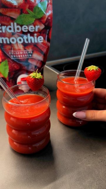 Dürfen wir vorstellen? Ganz neu an unseren Verkaufsständen: Paul’s Bauernhof Erdbeer-Smoothie 🍓Vegan, zu 100 % aus eigenen Beeren hergestellt – ganz ohne Konservierungsstoffe.Kommt vorbei und probiert unseren Smoothie! 🌿#erdbeeren #erdbeersaison #smoothie #erdbeersmoothie #paulsbauernhof