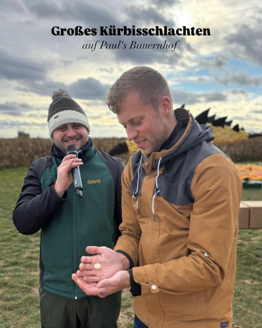 Am Wochenende war wieder richtig was los in der Kürbiserlebniswelt! 🍂Unsere Riesenkürbisse von der Wiege-Meisterschaft wurden geschlachtet – und das war ein echtes Highlight für Groß und Klein. 🎃Unsere Gäste konnten zuschauen, wie die gigantischen Kürbisse aufgeschnitten wurden, und sich danach ein Stück sowie Samen zum Selberpflanzen mitnehmen. 🌱✨Mal sehen, bei wem im nächsten Jahr der nächste Riesenkürbis im Garten wächst! 😉Danke an alle, die vorbeigeschaut und mitgemacht haben. 🧡#riesenkürbis #paulsbauernhof #kürbiserlebniswelt #kürbisschlachten