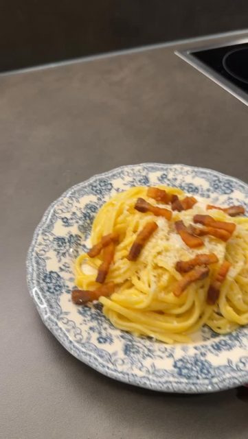 Kürbis-Carbonara 🍝Zutaten (für 2 Personen)• 250 g Spaghetti oder Tagliatelle• 250 g Butternut-Kürbis (geschält & gewürfelt)• 1 kleine Zwiebel• 1 Knoblauchzehe• 1 EL Olivenöl• 2 Eigelb• 40 g Parmesan (plus extra zum Servieren)• 1-2 EL Pastawasser• Salz, Pfeffer, Muskat• Optional: etwas SpeckKürbis vorbereiten:Den Kürbis in Würfel schneiden. In einem Topf mit etwas Olivenöl, Zwiebel und Knoblauch anbraten, bis alles leicht Farbe bekommt.Etwa 100 ml Wasser hinzufügen, Deckel drauf und 10-15 Minuten köcheln lassen, bis der Kürbis weich ist. Danach alles fein pürieren (Mixer oder Pürierstab).Wahrenddessen die Nudeln in gut gesalzenem Wasser al dente kochen. Etwas Koch-wasser auffangen.In einer Schüssel die Eigelbe mit geriebenem Parmesan, Salz, Pfeffer und Muskat verrühren. 1 EL Pastawasser dazugeben, damit die Masse cremig wird.Kürbispüree in eine Pfanne geben, die Nudeln direkt aus dem Topf hineingeben und gut vermengen. Vom Herd nehmen und die Eigelb-Mischung einrühren (nicht mehr kochen, sonst stockt das Ei!). Nach Belieben etwas Pastawasser hinzufügen, bis es schön cremig ist.Mit extra Parmesan und Pfeffer servieren. Wer mag, kann vorher Speck knusprig anbraten und untermischen.#pastacarbonara #pasta #kürbis #butternusskürbis