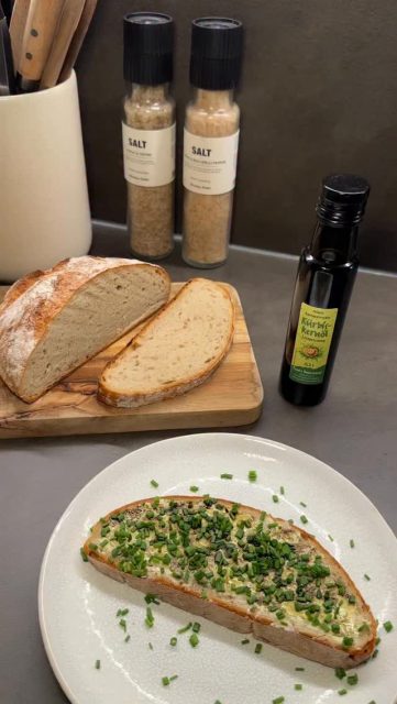 Manchmal sind es die einfachen Dinge: ein leckeres Butterbrot mit Schnittlauch, Salz & ein Schuss Kürbiskernöl von Paul’s Bauernhof 🎃🌱

Unsere Produkte bekommt ihr das ganze Jahr über in unserem Onlineshop https://www.pauls-bauernhof.de/shop/ 🛒

#paulsbauernhof #kürbis #kürbiskernöl #frühstück