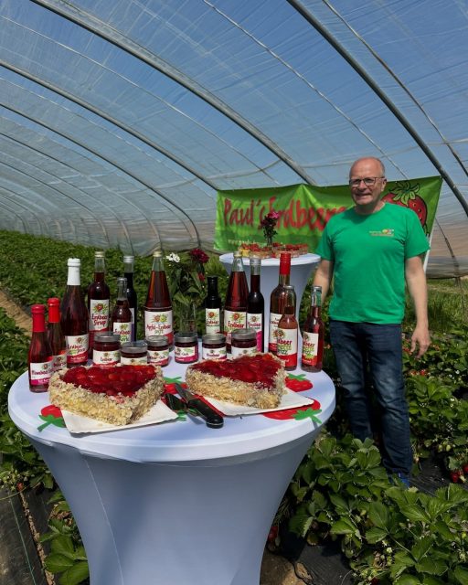 Die Erdbeersaison im südhessischen Main Taunus Kreis ist offiziell eröffnet 🍓🌿

Gemeinsam mit unserem Landrat Michael Cyriax und Erdbeerbauer Reiner Paul durften wir heute den Startschuss für die süßeste Zeit des Jahres geben – direkt in unserem Erdbeersonnentunnel in Wallau.

Die ersten Erdbeeren der Sorte Clery sind jetzt reif und kommen regional vom Feld direkt zu euch 🍓

Ihr findet uns an unseren Verkaufsständen & schon bald auch wieder direkt zum Selberpflücken auf dem Feld.

Wir freuen uns auf euch 🌸

#hessen #erdbeeren #erdbeersaison #presse