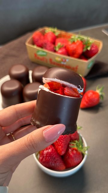 Was man aus unseren Erdbeeren alles machen kann… 👀🍓

Schokoküsse mit frischer Erdbeerfüllung - süß, cremig & perfekt für den Frühling 🌸

Würdet ihr’s ausprobieren?

#erdbeeren #rezeptidee #foodinspo #dessert #frühling
