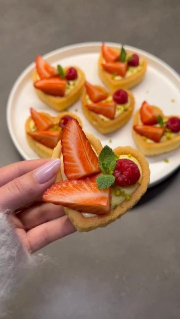 Muttertagstörtchen mit Vanillecreme & Erdbeeren 🍓💌

Die perfekte kleine Aufmerksamkeit zum Muttertag - schnell gemacht und trotzdem ganz besonders 💕
Törtchenböden mit Vanillecreme füllen, mit frischen Erdbeeren toppen und etwas Minze anrichten 🌿

Noch schöner wird’s mit selbst gepflückten Erdbeeren direkt vom Feld ❤️
Unser Selbstpflückfeld in Wallau ist geöffnet und perfekt für einen kleinen Frühlingsausflug mit der Familie. Frischer, süßer und regionaler geht’s kaum 🍓

🕗 Alle Infos zu Öffnungszeiten & dem Selbstpflückfeld findet ihr auf unserer Website.

#muttertag #wallau #erdbeeren #törtchen paulsbauernhof