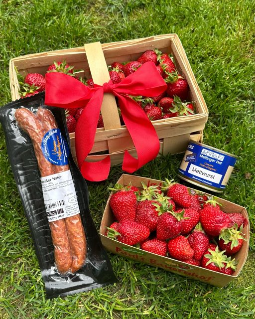 Morgen ist Vatertag 🍻Und natürlich haben wir auch für alle Papas etwas vorbereitet: unsere Vatertagskörbchen - perfekt für einen gemütlichen Start in den Feiertag oder als kleines Geschenk mit regionalen Lieblingsprodukten. ☺️✨🍓Vatertagskörbchen:500g frische Erdbeeren, Dose Wurst (Sorte wählbar), Paar Pfefferbeisser (Natur, Bärlauch oder Chili) + Karte & KörbchenEin kleines Geschenk mit großer Freude - regional frisch und mit viel Liebe zusammengestellt ❤️Ob wir Papa, Opa oder einfach für euren Lieblingsmenschen … wir freuen uns auf euren Besuch an unseren Verkaufsständen!#vatertag #erdbeeren #geschenk