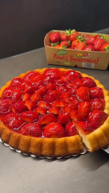 Wer kann bei einem frischen Erdbeerkuchen schon Nein sagen? 🍓😍
Alle Zutaten bekommt ihr direkt bei uns an den Ständen: vom frischen Tortenboden über Sahne und Tortenguss bis hin zu dem Wichtigsten: unseren süßen, frisch gepflückten Erdbeeren direkt vom Feld 🍓🌱
Perfekt für den Sonntagskaffee mit der Familie oder einfach als kleine Sommerfreude zwischendurch 💛
#erdbeerkuchen #kuchen #backen #erdbeeren #paulsbauernhof