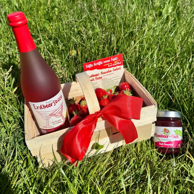 Pfingsten wird bei uns fruchtig 🍓

Für die Feiertage haben wir zwei besondere Körbe für euch zusammengestellt – perfekt zum gemeinsamen Genießen, Verschenken oder für ein entspanntes Pfingstwochenende zuhause 🌞

✨ Familienkorb 500g frische Erdbeeren, Apfel-Erdbeersaft, Erdbeer-Fruchtaufstrich 200g, eine Dose Wurst nach Wahl, ein Erdbeer-Ausmalbild für die Kleinen und natürlich ein passendes Körbchen.

🥂 Genusskorb 500g frische Erdbeeren, Erdbeer-Secco 0,75 l, unseren Himbeer-Chili-Fruchtaufstrich, eine kleine Rezeptkarte und ein Körbchen.

Die Angebotskörbe gibt es ab heute bis einschließlich Montag an all unseren Ständen 🍓❤️

Kommt vorbei! Wir freuen uns auf euch 🥰

#pfingsten #erdbeeren #erdbeersaison #sommer