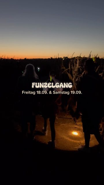Unsere ersten Funzelgänge stehen vor der Tür! 🔦✨
Schon dieses Wochenende heißt es wieder:
Taschenlampe einpacken und unser Maislabyrinth bei Nacht entdecken! 🌽🌙
Dazu erwartet euch eine bunt beleuchtete Kürbiserlebniswelt mit ganz besonderer Atmosphäre. 🎃
Besonders stimmungsvoll wird es, wenn die Sonne langsam untergeht und das Labyrinth im Dunkeln zum Abenteuer wird. ✨
📅 Freitag, 18.09. & Samstag, 19.09.
🕖 bis jeweils 21:30 Uhr
Gebt euren Freunden Bescheid und kommt vorbei.
Wir freuen uns auf euch! 🧡