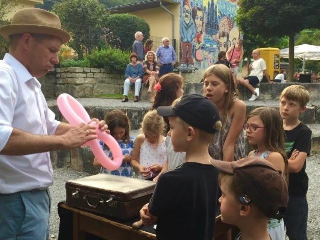 Es wird magisch auf Paul’s Bauernhof! 🎩

Zauberer Magio kommt vorbei und nimmt euch mit in eine Welt voller verblüffender Tricks, lustiger Comedy und zauberhafter Überraschungen. 🪄✨
Und das Beste: Ihr könnt selbst Teil der Magie werden!

📅 Donnerstag, 15. Oktober 2026
⏰ Ab 12 Uhr

Packt die ganze Familie ein und freut euch auf jede Menge Staunen, Lachen und magische Momente! 💫
Wir freuen uns auf euch! 🧡